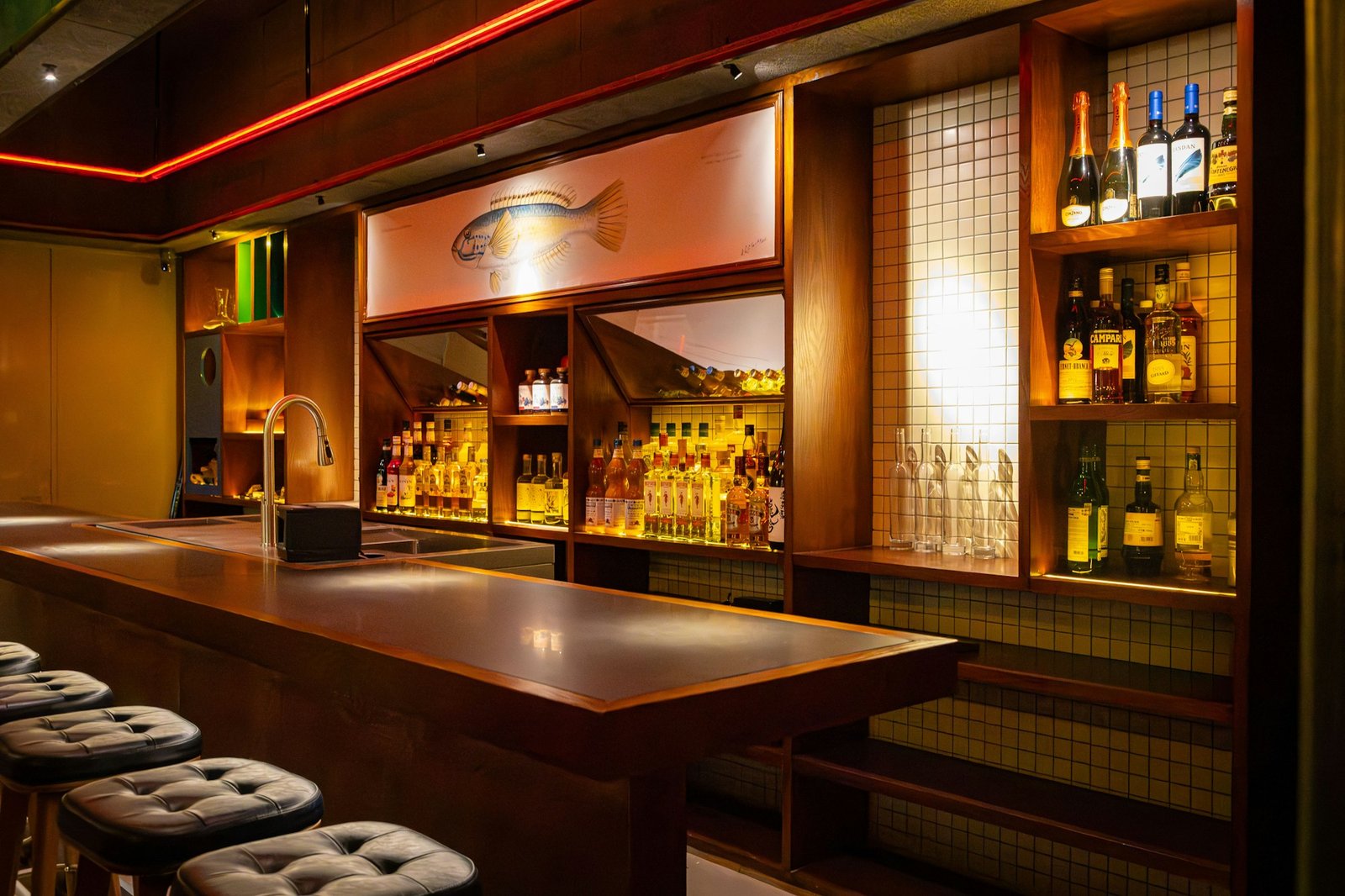 Back bar com prateleiras e garrafas iluminadas