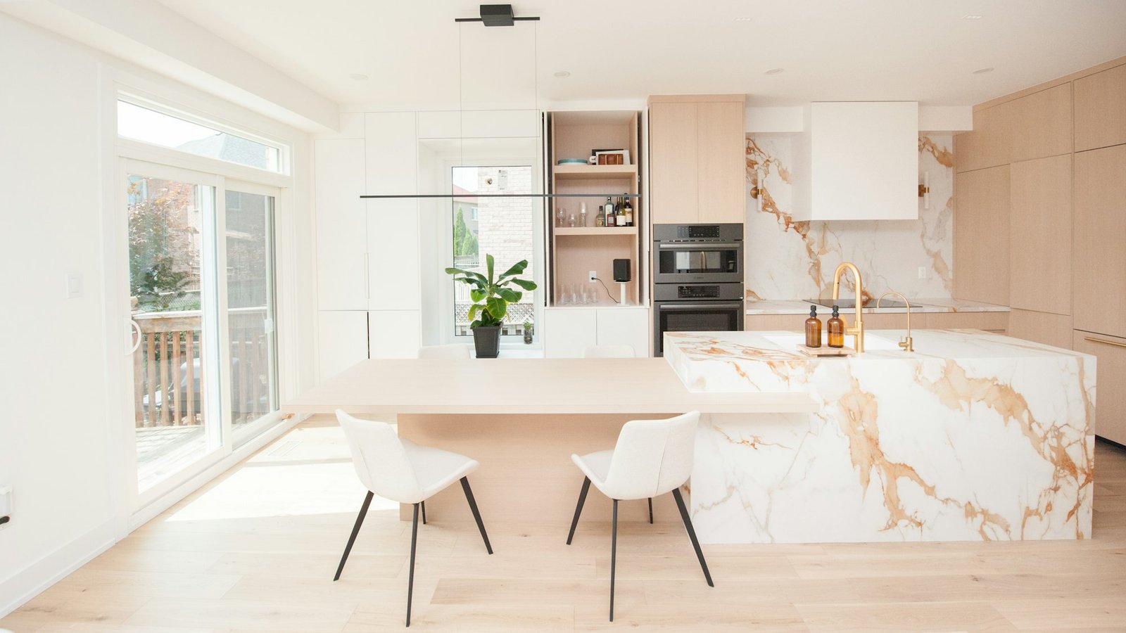 Cozinha com ilha em mármore