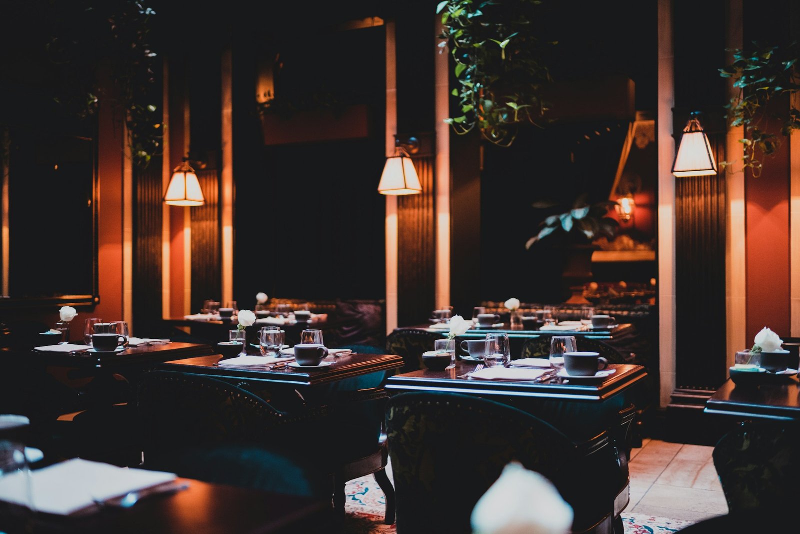 Salão de restaurante à meia-luz com luminárias pendentes